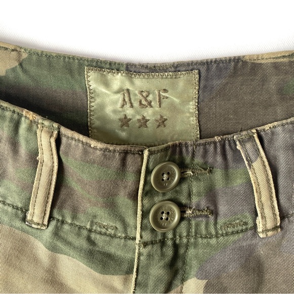Abercrombie and Fitch army green camouflage cropped cargo pants - Picture 2 of 11